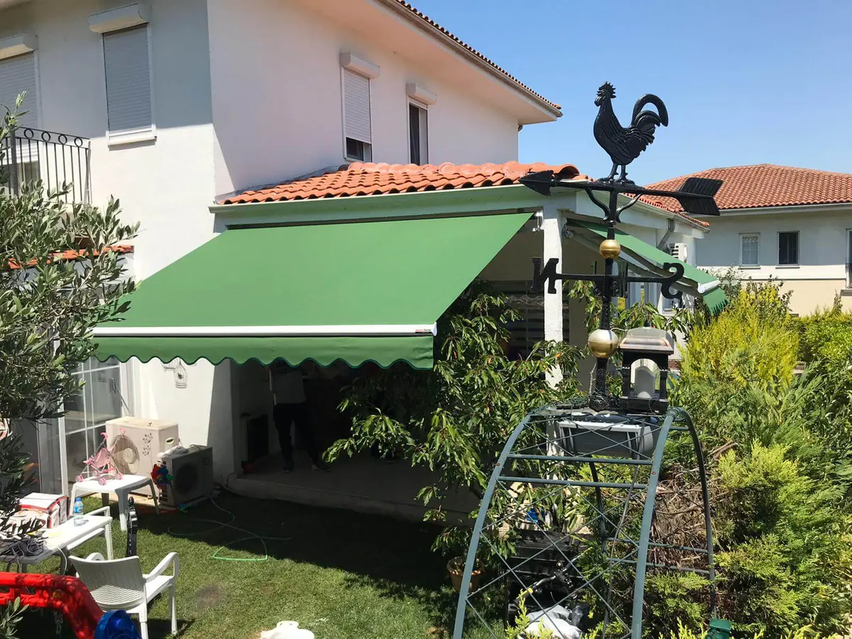 Geniş balkonlara uygun motorlu tente modeli