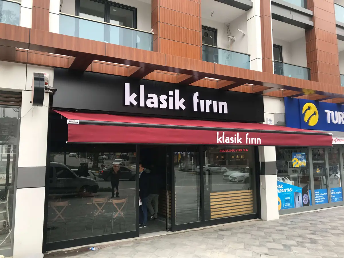 Restoran cephesi mafsallı tente montajı