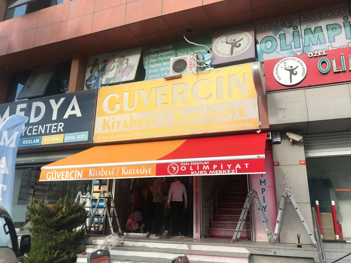 Konut balkonu için mafsallı tente çözümü