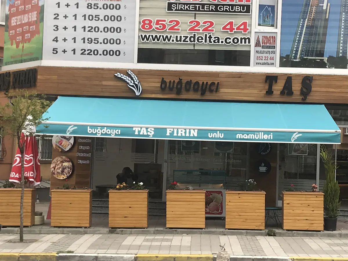 İş yeri girişinde mafsallı tente uygulaması