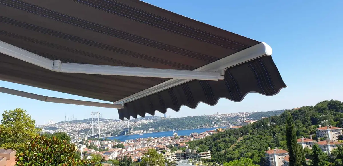 Apartman balkonu için mafsallı tente