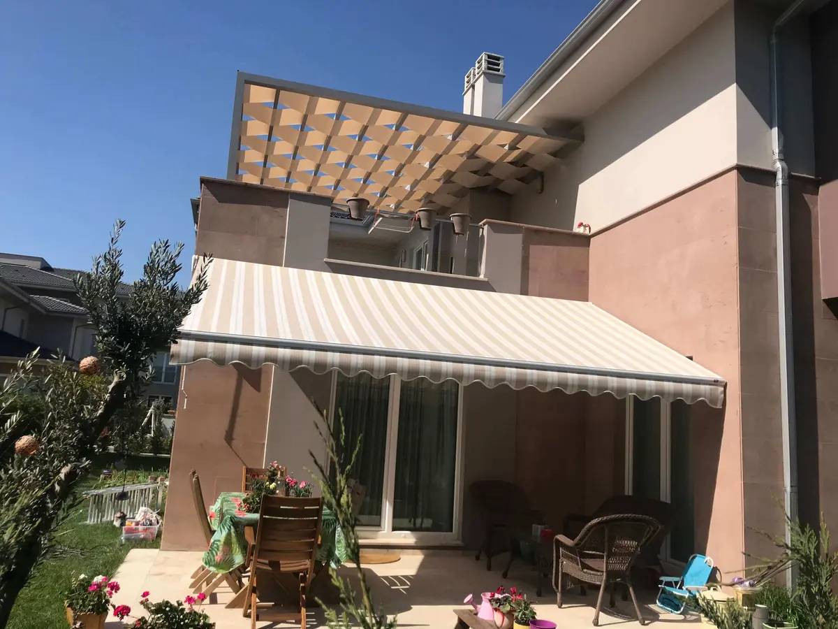 Teras gölgelendirme için mafsallı tente modeli