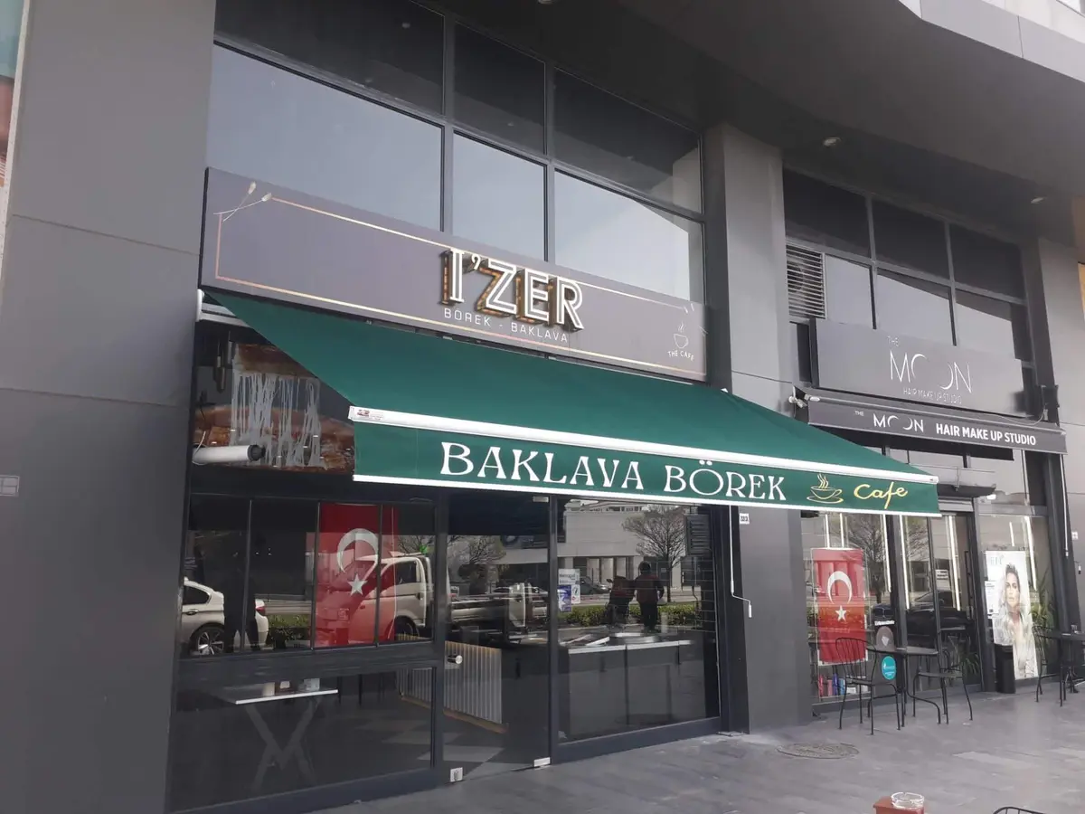 Bahçeşehir’de uygulanan mafsallı tente sistemi