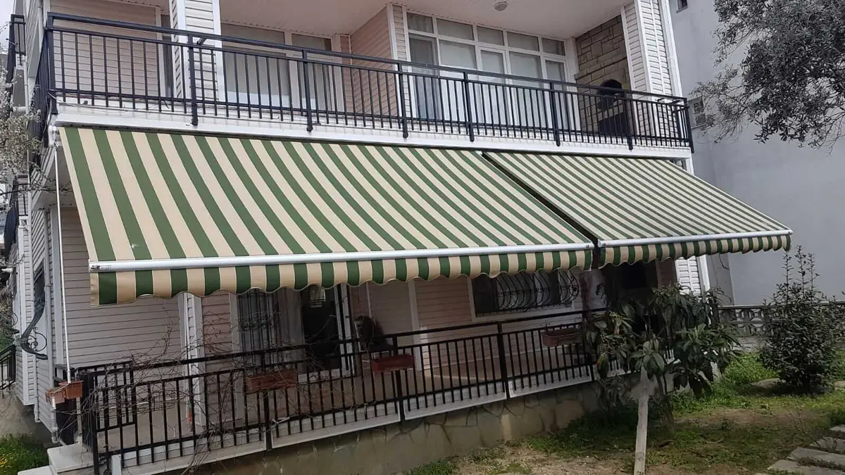 Düz renk kumaşlı mafsallı tente sistemi