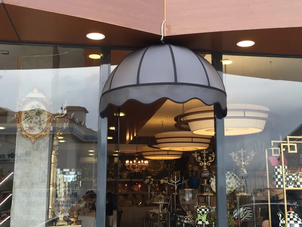 Kafe penceresi üzerinde karpuz tente