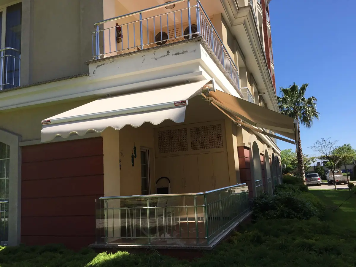 Beyaz kasalı mafsallı tente sistemi