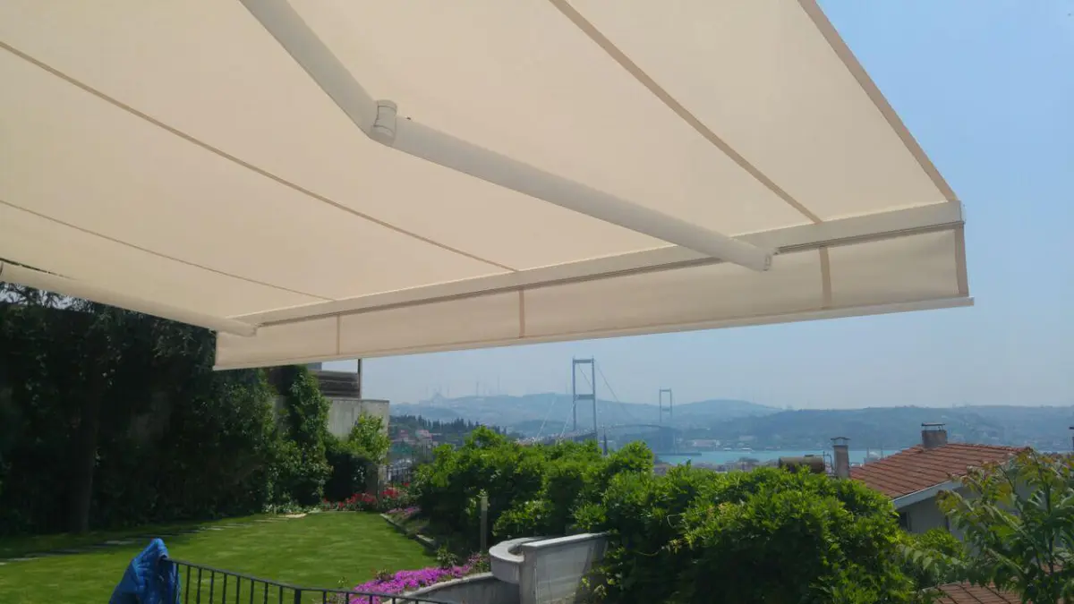 Balkon gölgelendirme mafsallı tente uygulaması