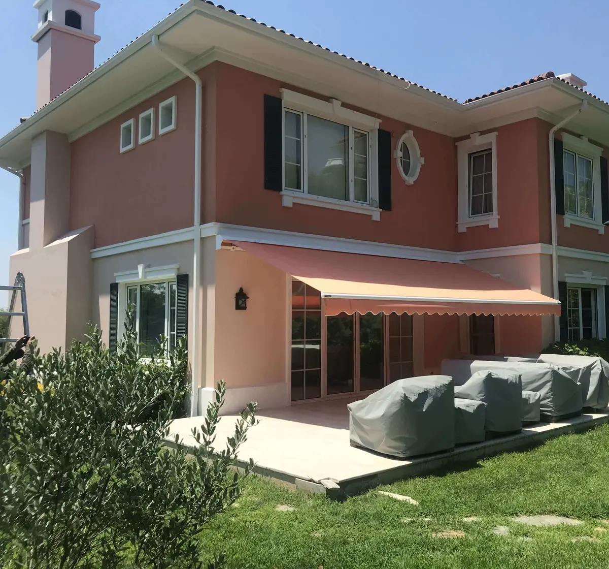 Dayanıklı kollara sahip mafsallı tente sistemi