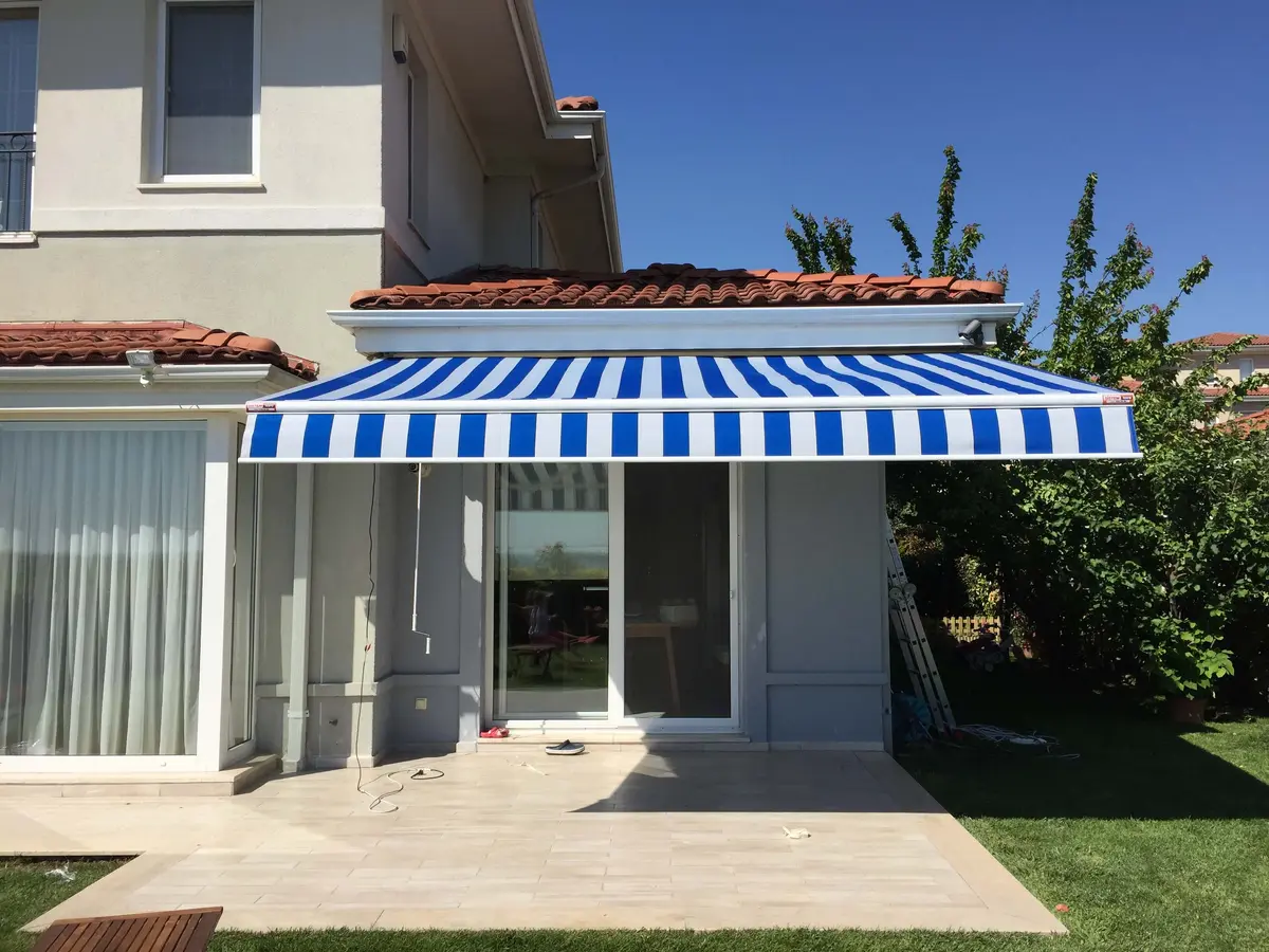 Villa terasında mafsallı tente uygulaması