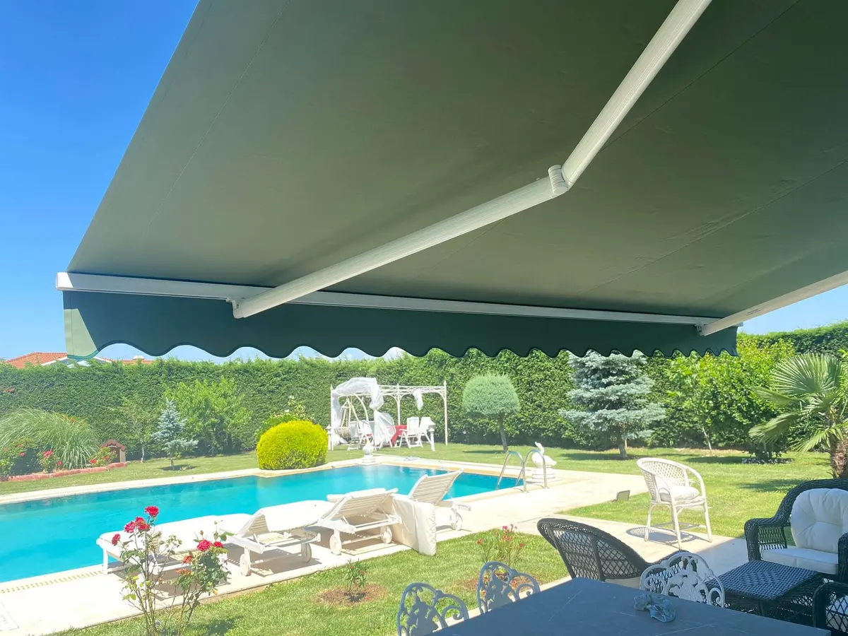 Balkon için açılır kapanır mafsallı tente