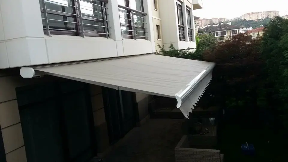 Balkon için kasetli tente