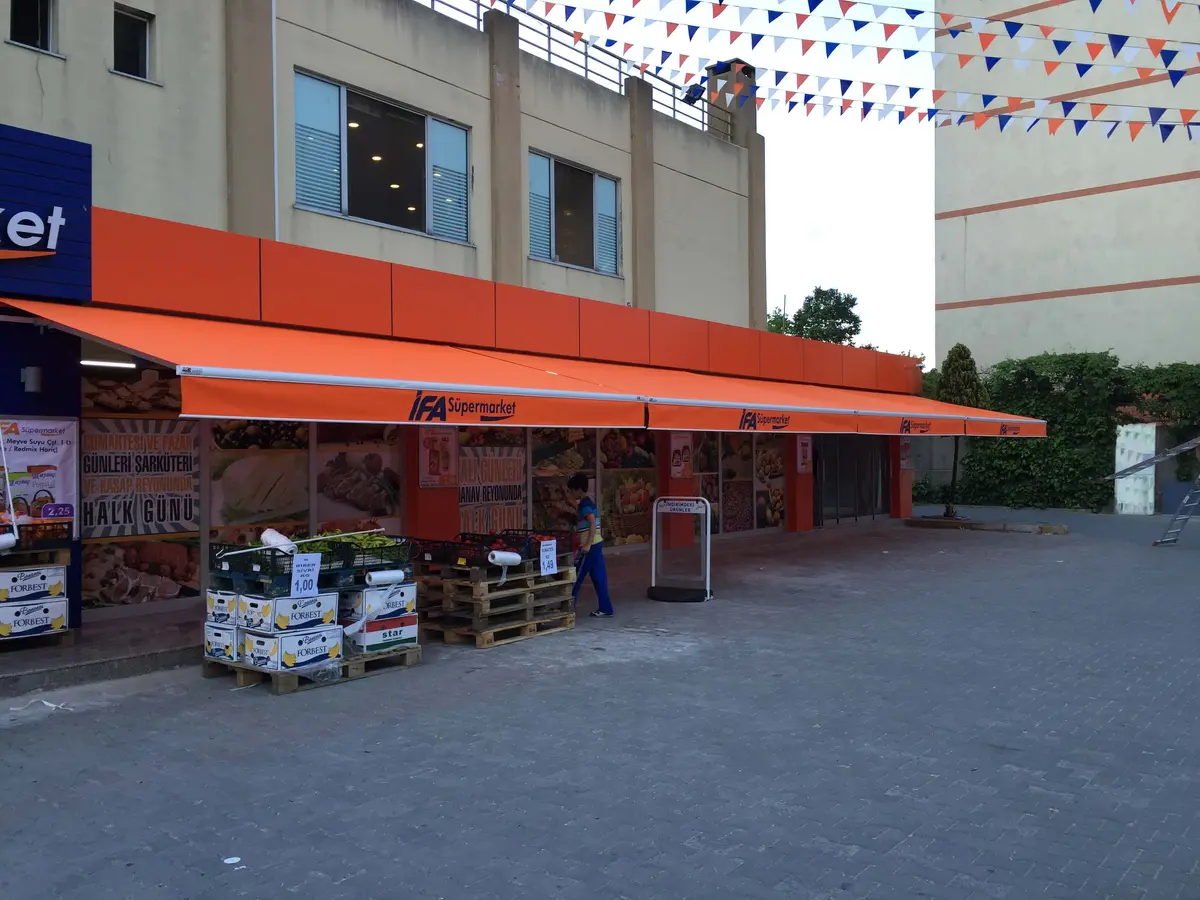 Yağmur ve güneş korumalı mafsallı tente