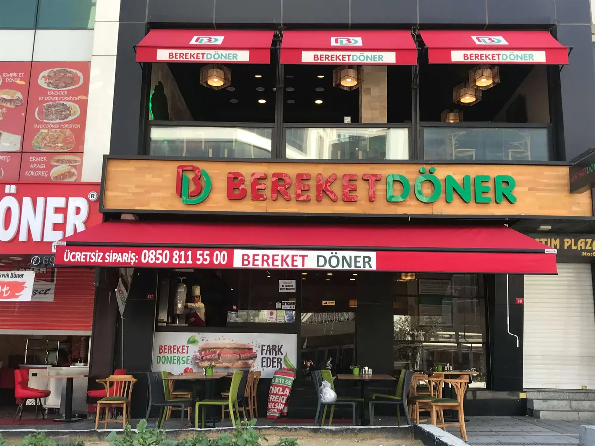 Kafe önü açılır kapanır tente uygulaması